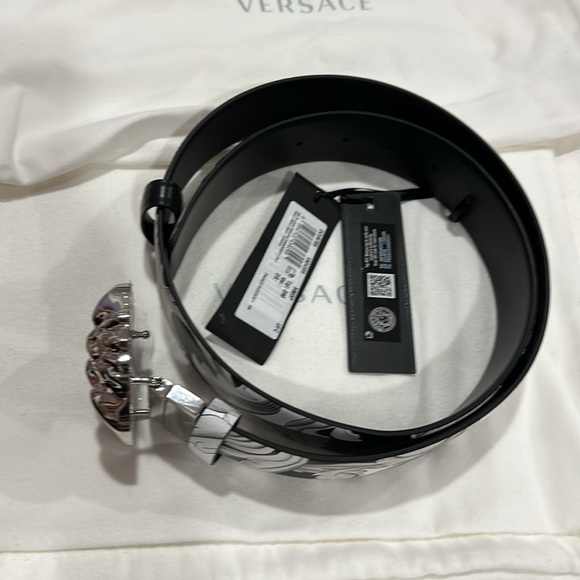 VERSACE
Medusa Buckle Reversible Barocco Belt - Picture 3 of 7